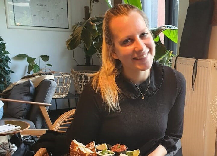 Annika Albers, Senior Consultant @ FTI-Andersch AG, erzählt im Interview, wie die Abstimmung innerhalb des Teams abläuft, wie sie über ein Praktikum bei FTI-Andersch gelandet ist und wie ihr Onboarding verlaufen ist.